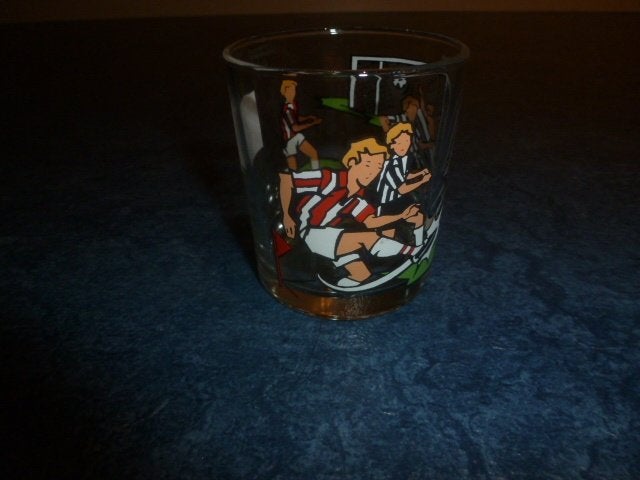 NIEUW 1 mooi en apart voetbal glas met opdruk 8 cm hoog, Verzamelen, Ophalen of Verzenden, Nieuw, Frisdrankglas