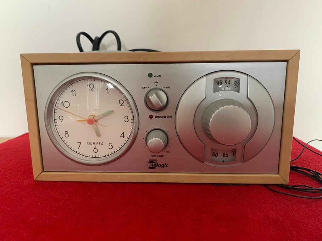 MT Logic wekkerradio met houten behuizing, Verzenden, Gebruikt, Radio