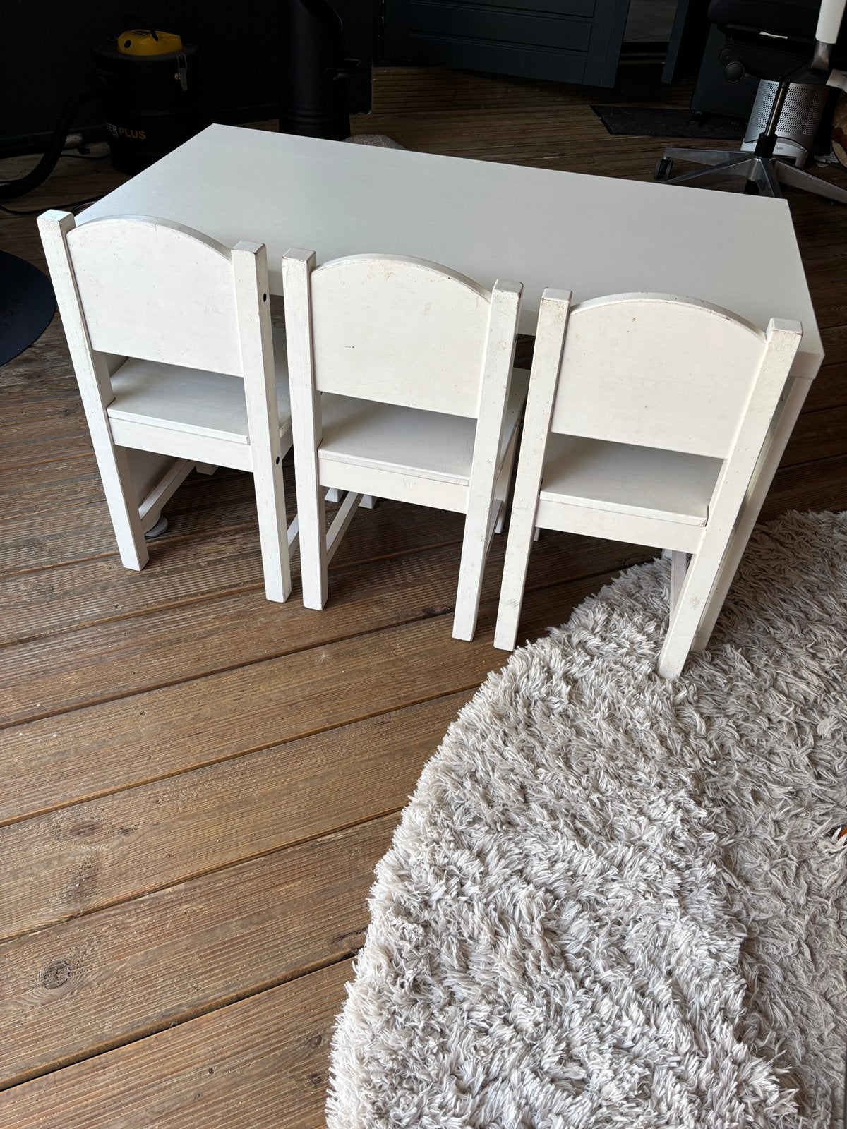 Ikea smastad wit kinderbureau/tafel met 3 stoelen, Ophalen, Zo goed als nieuw, Tafel(s) en Stoel(en)