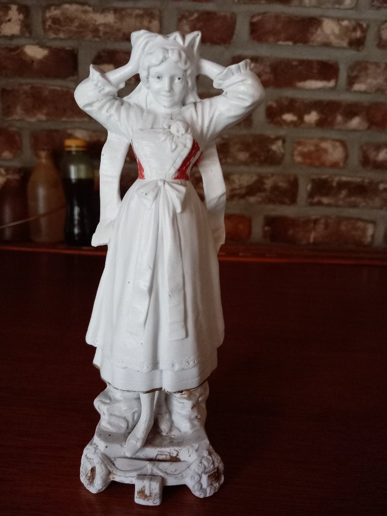 Antiek biscuit porseleinen beeldje Vrouw in klederdracht, Antiek en Kunst, Ophalen