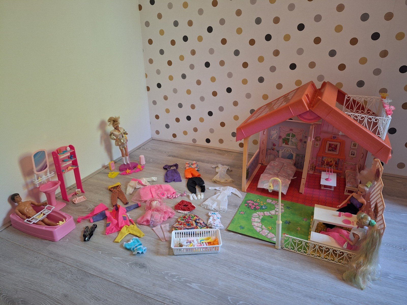 Grote Barbie set: poppen, kleding, huis en accessoires, Ophalen, Zo goed als nieuw, Barbie