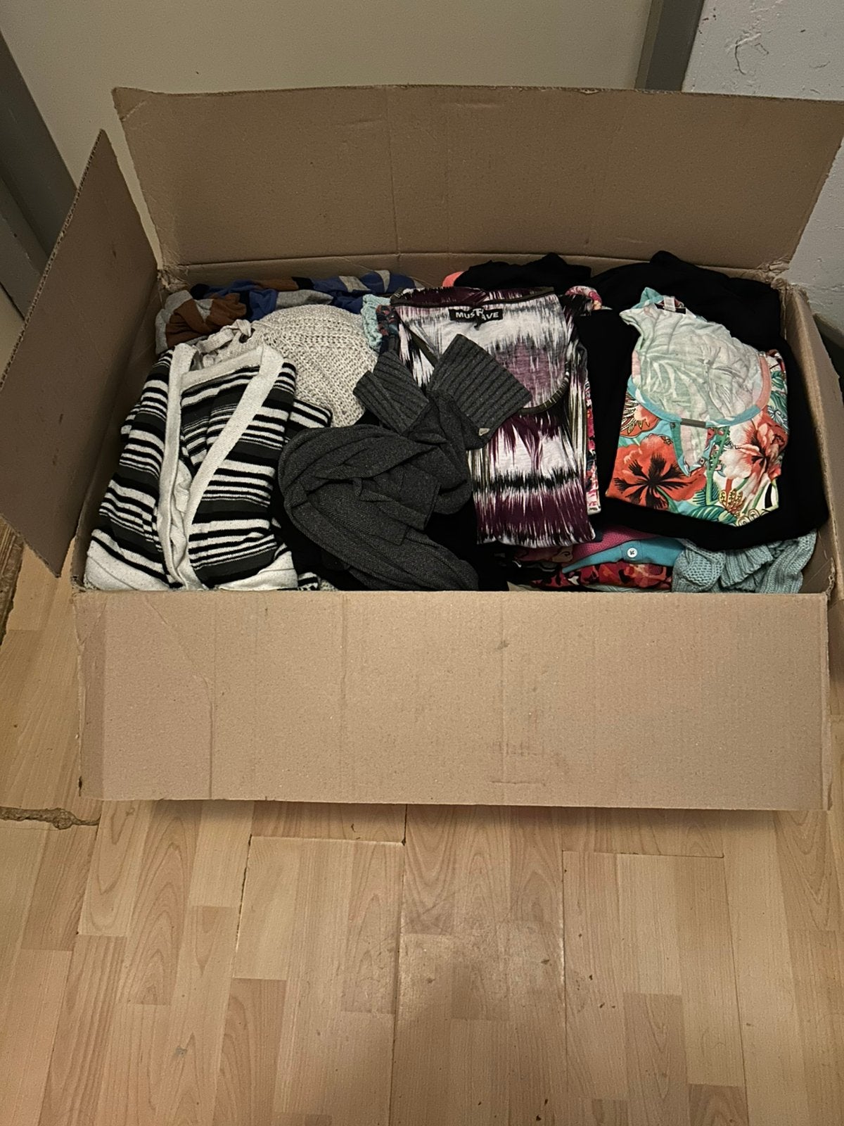 GROTE DOOS VOL MET DAMES KLEDING L /XL, Ophalen of Verzenden, Zo goed als nieuw, Maat 38/40 (M)