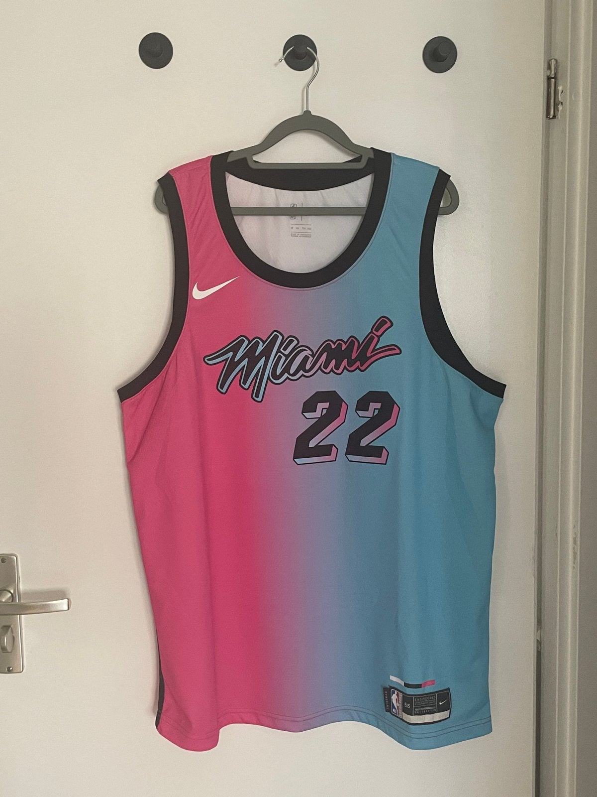Jimmy Butler Miami Heat Vice City Jersey - Maat XXL, Overige maten, Ophalen of Verzenden, Zo goed als nieuw, Roze
