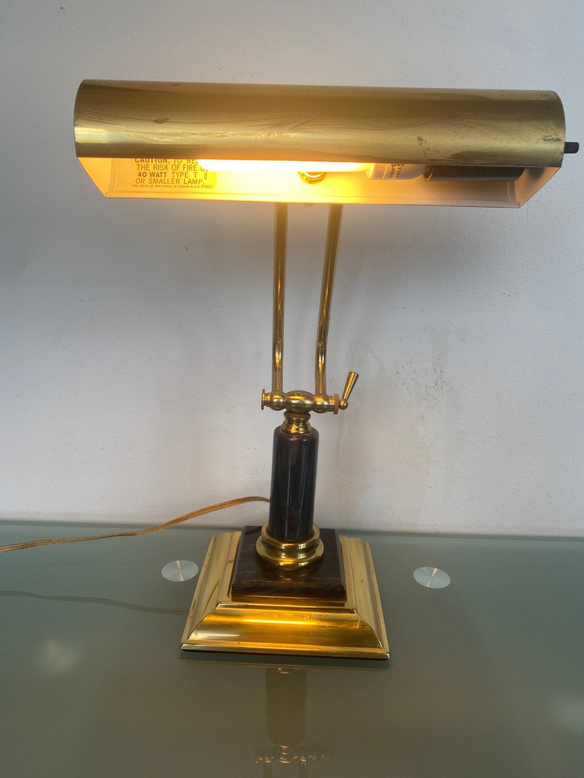 KLASSIEKE MESSINGEN BANKIERSLAMP MET MARMEREN VOET., Overige materialen, Gebruikt, Overige merken, Ophalen of Verzenden