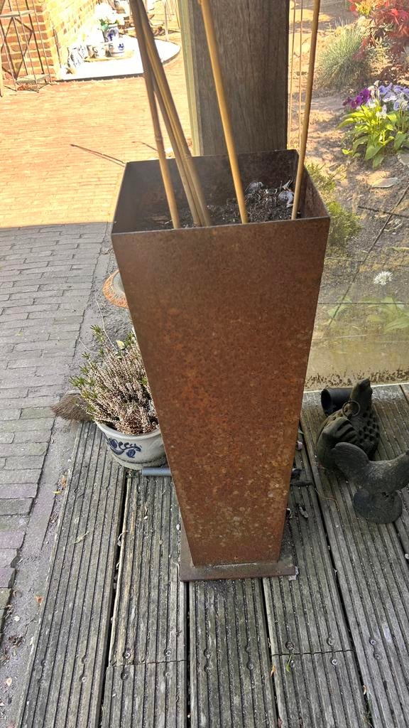 2 zware stalen bloembakken 75hoog 25x25BL, Ophalen, Minder dan 30 cm, Rond, Zo goed als nieuw