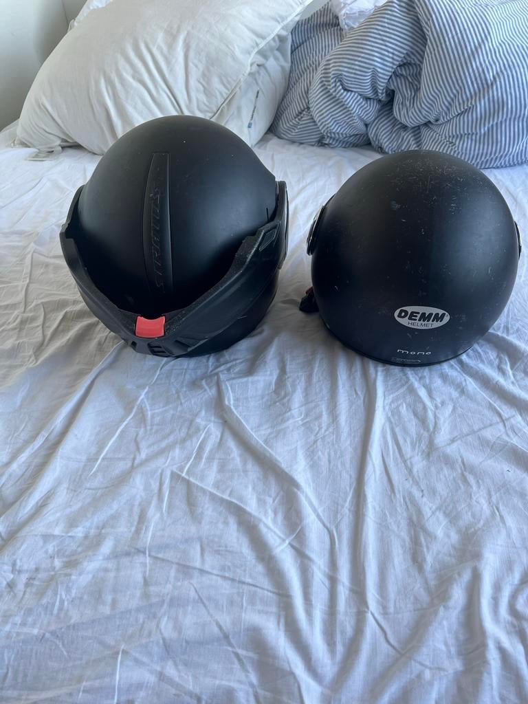 2 scooterhelmen - Beon en DEMM, Fietsen en Brommers, Brommerhelmen, Ophalen of Verzenden, Gebruikt, Medium