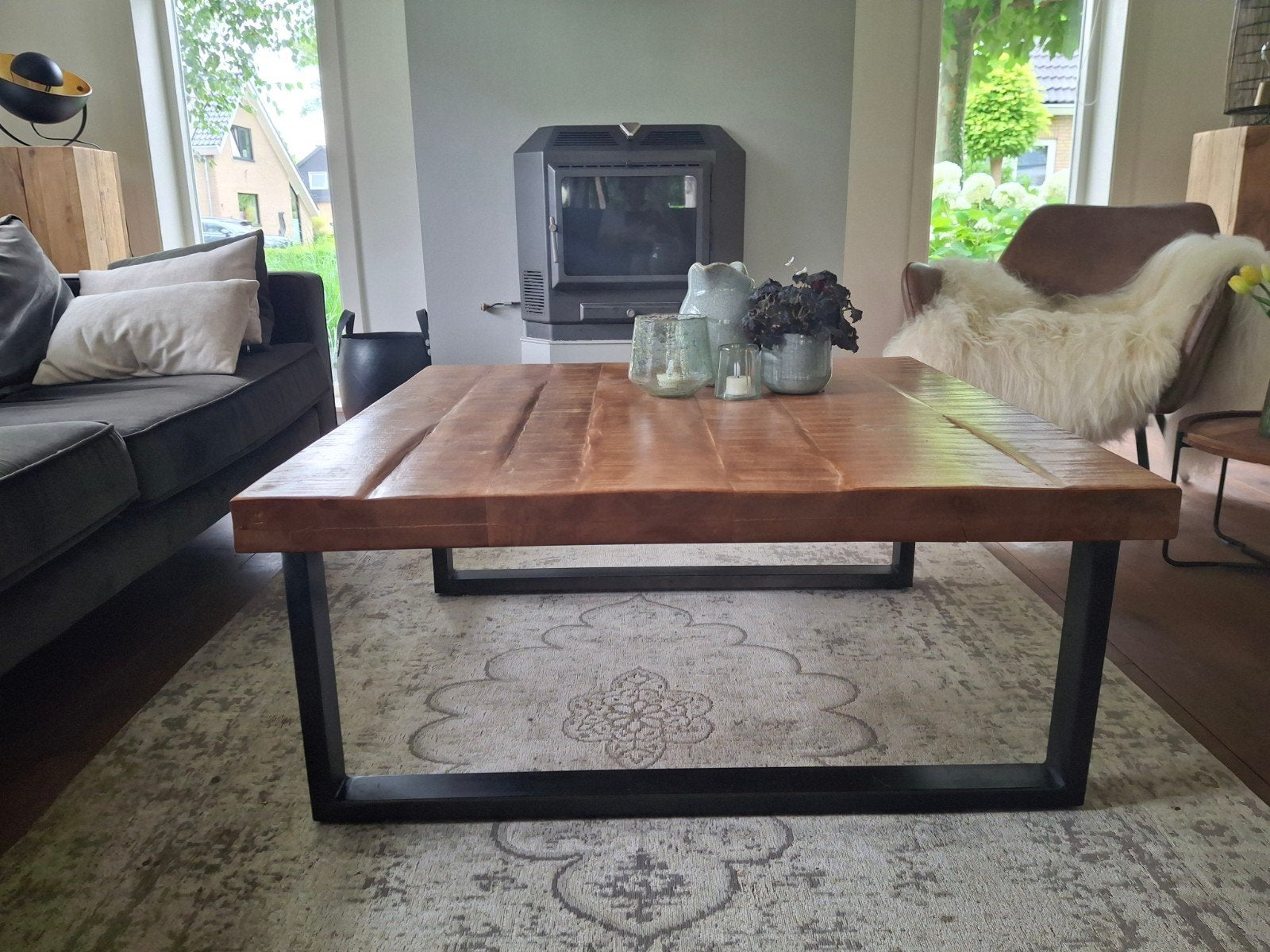Salontafel met blad van mangohout en een stalen onderstel, Ophalen of Verzenden