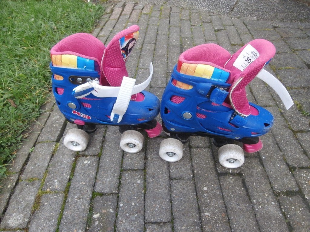 rolschaatsen K3 Studio 100 roze blauw skates maat 30 / 33, Kinderen, Ophalen of Verzenden, Verstelbaar, Gebruikt