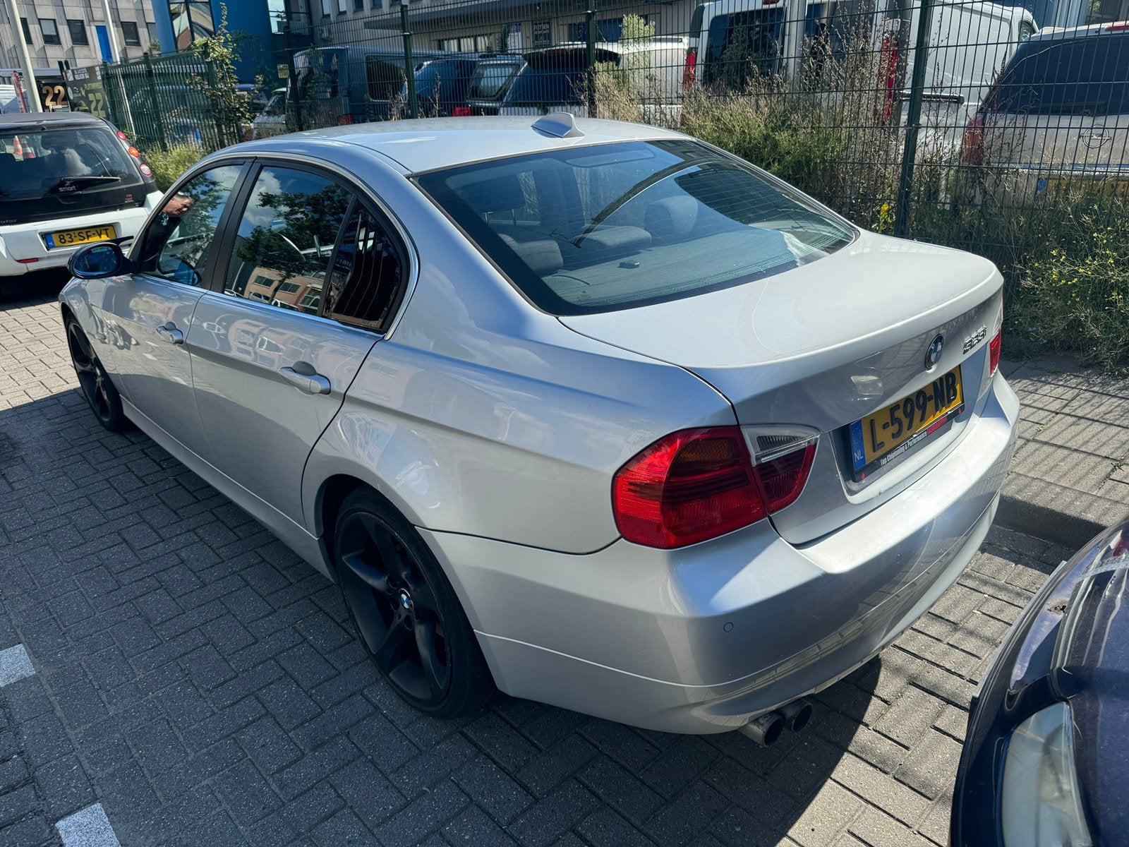 BMW 325I Sedan 2.5 AUTOMAAT 2006 Grijs AIRCO NOKKENAS DEFECT, Auto's, Automaat, 745 kg, Zwart, 11 km/l
