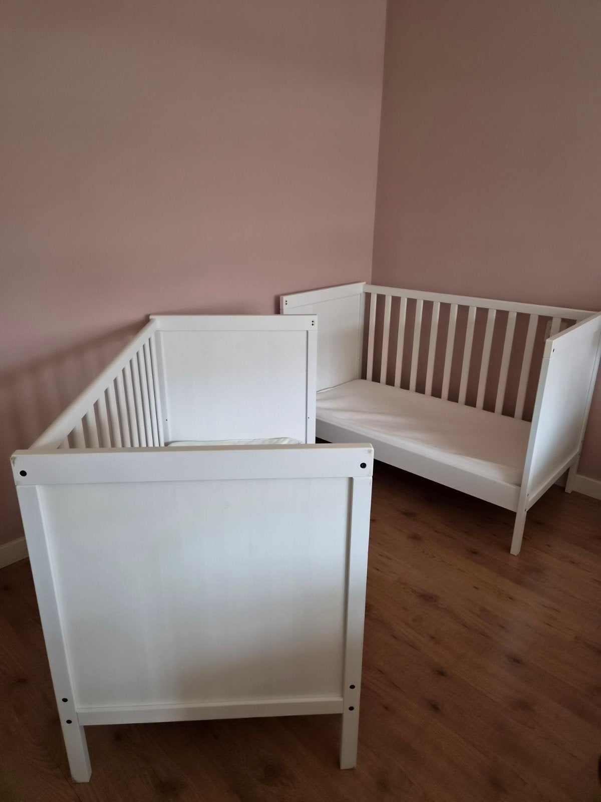 Sundvik baby/peuterbedden wit. Inclusief matrassen., Ophalen, Gebruikt, Jongetje of Meisje