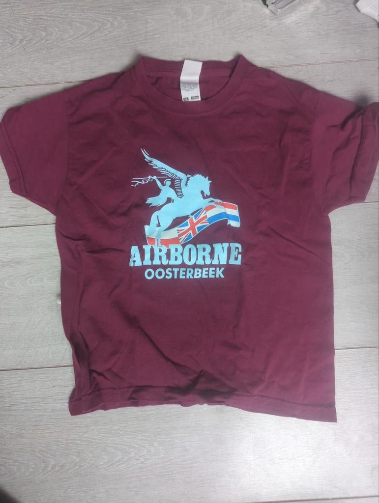 Bordeauxrood T-shirt Airborne Oosterbeek (maat 116), Ophalen of Verzenden
