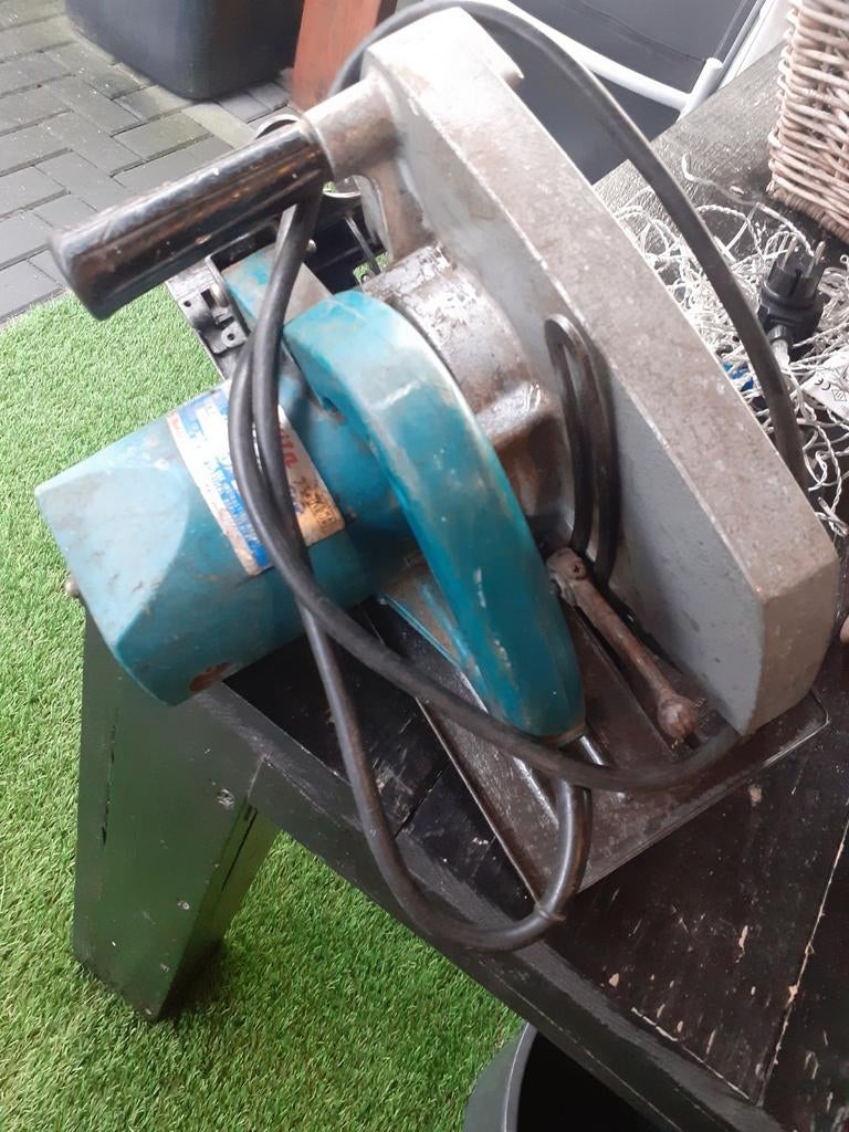 Handcirkelzaag makita 235 zaagblad
Zware zaag Werkt goed, Ophalen, 1200 watt of meer, Cirkelzaag, 30 tot 70 mm