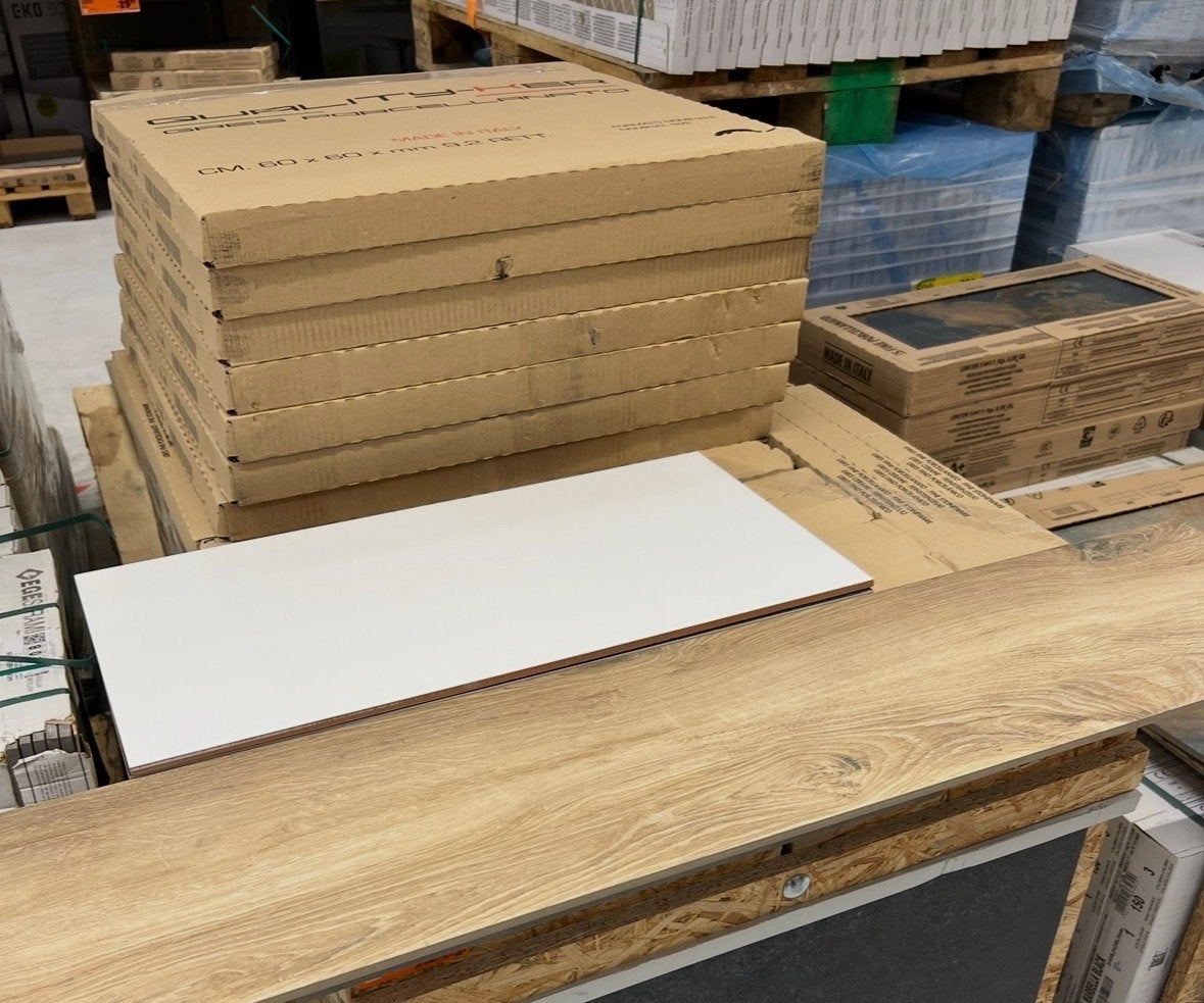 Grote partij nieuwe tegels (houtlook & wit) - ca. 27,5 m², Ophalen, 60 cm of meer, Keramiek, Nieuw