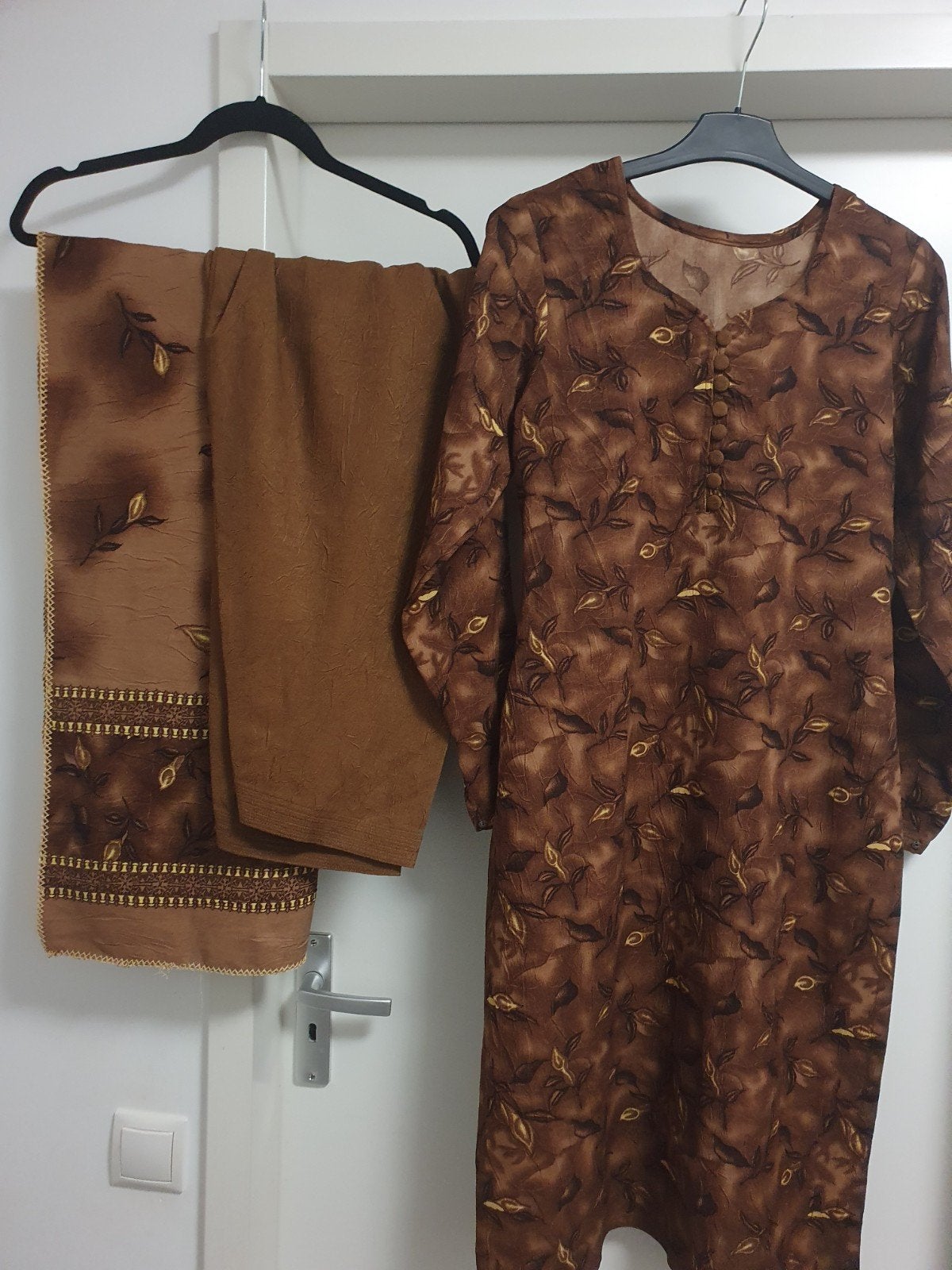 Bruine Indiase jurk met broek en sjaal kameez salwar dupetta, Bruin, Ophalen of Verzenden, Maat 36 (S), Onbekend