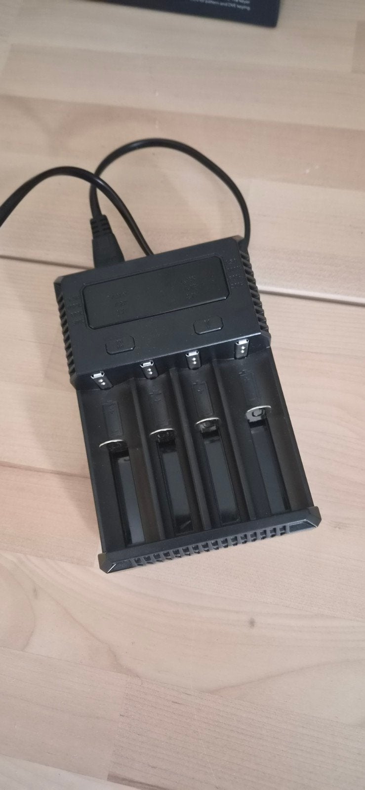 Batterijoplader geschikt voor oa. 18650 batterijen, Ophalen of Verzenden, Zo goed als nieuw
