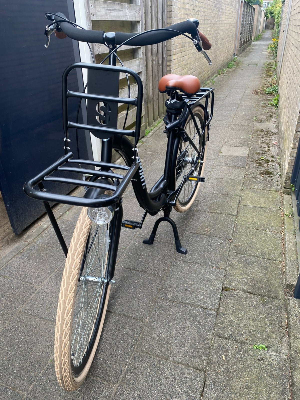 Vrouwen Fiets - 2 jaar oud - bonnetje beschikbaar, 53 tot 56 cm, Dubbele standaard, Zo goed als nieuw, 0 zitjes