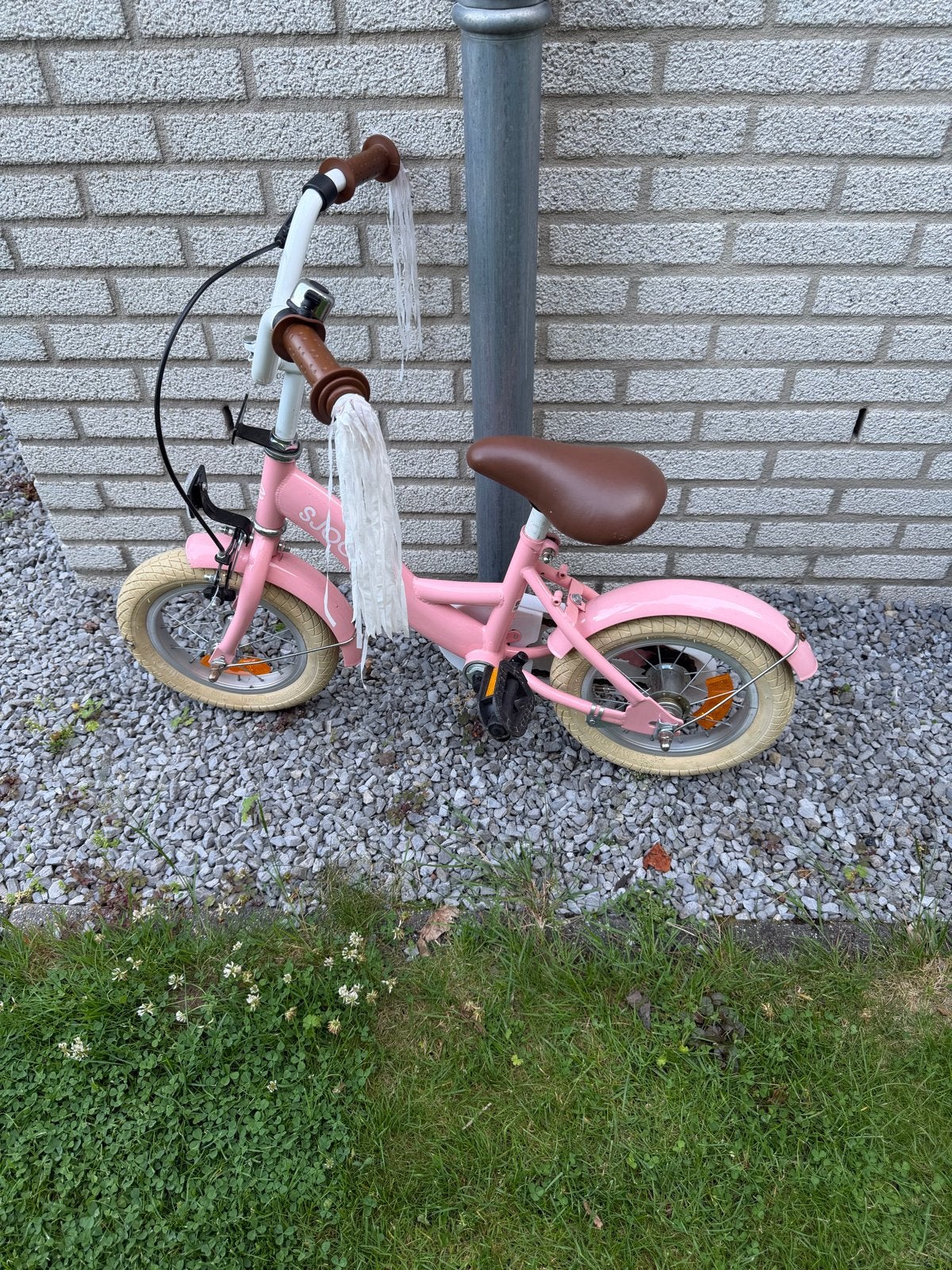 Roze kinderfiets 12 inch Sjoef met zijwieltjes, Terugtraprem, Zijwieltjes, Gebruikt, Ophalen of Verzenden