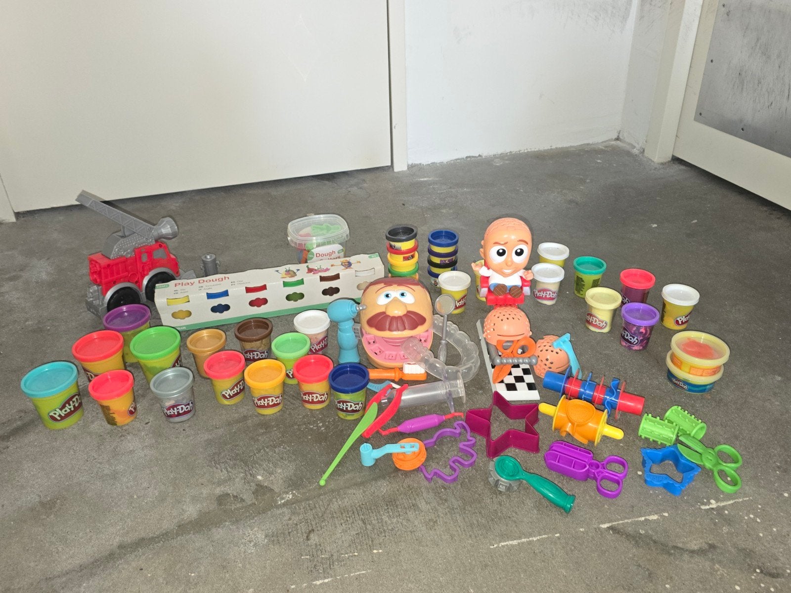 Grote Play-Doh set met veel klei en accessoires, Ophalen, Gebruikt, Knutselen