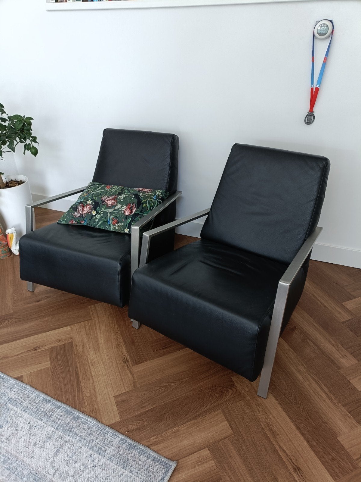 Twee Topform fauteuils, zwart leer met metalen frame, Ophalen, Gebruikt, Twee, Zwart