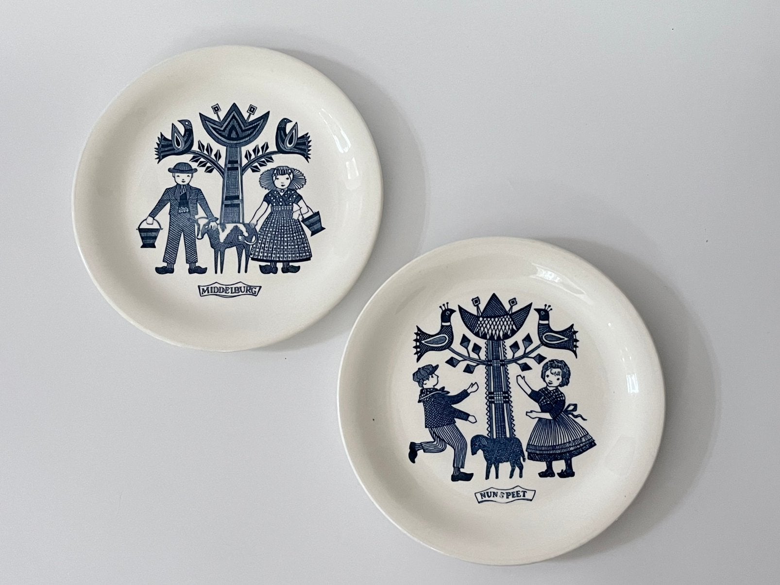 Vintage Petrus Regout klederdracht borden, Ophalen of Verzenden