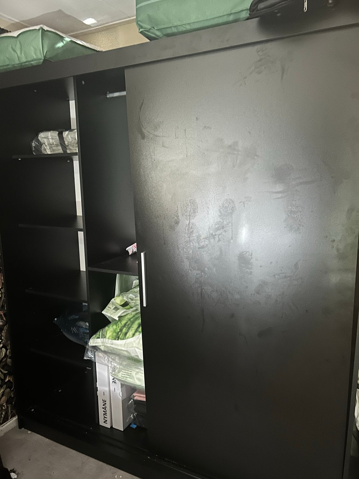 Zwarte kledingkast met schuifdeuren en spiegel (Meubella Pet, Ophalen, 200 cm of meer, 150 tot 200 cm, Zo goed als nieuw