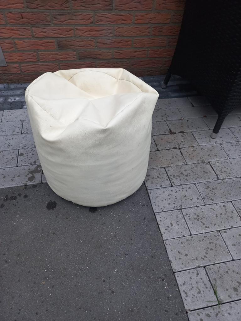 Crèmekleurige poef/voetenbank 2x, Ophalen, Modern, Comfortabel, Gebruikt, Stof