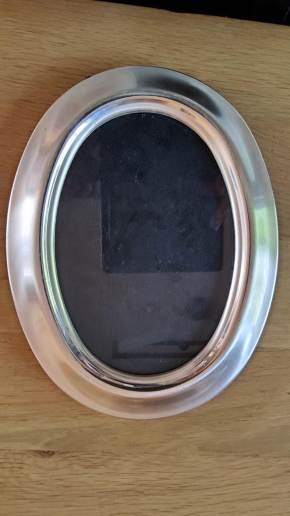 Vintage ovaal zilver kleur fotolijstje met brede rand., Antiek en Kunst, Ophalen of Verzenden