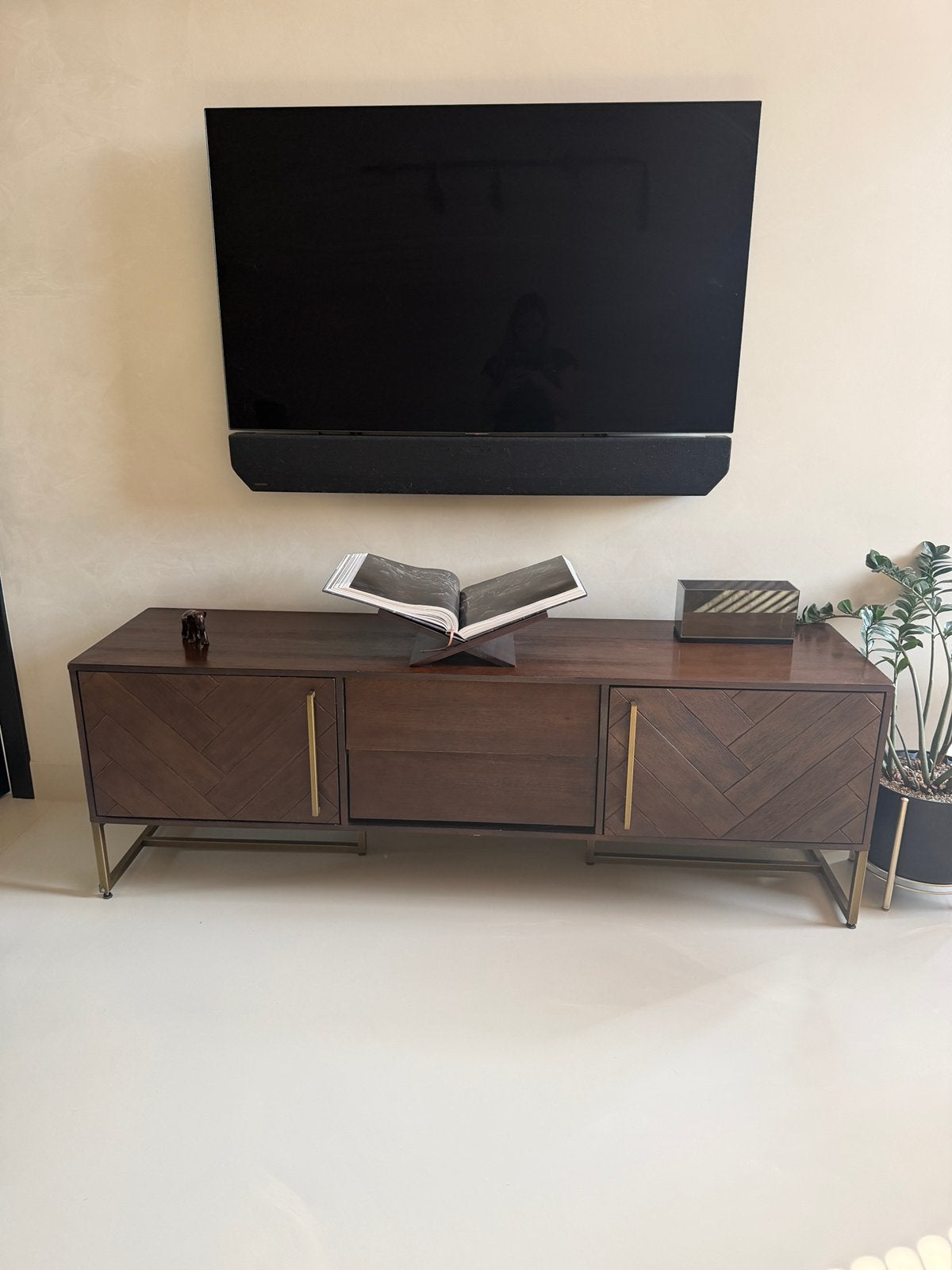 Dutchbone Class Dressoir – Acaciahout met visgraat & messing, Ophalen, 150 tot 200 cm, Zo goed als nieuw, Minder dan 100 cm