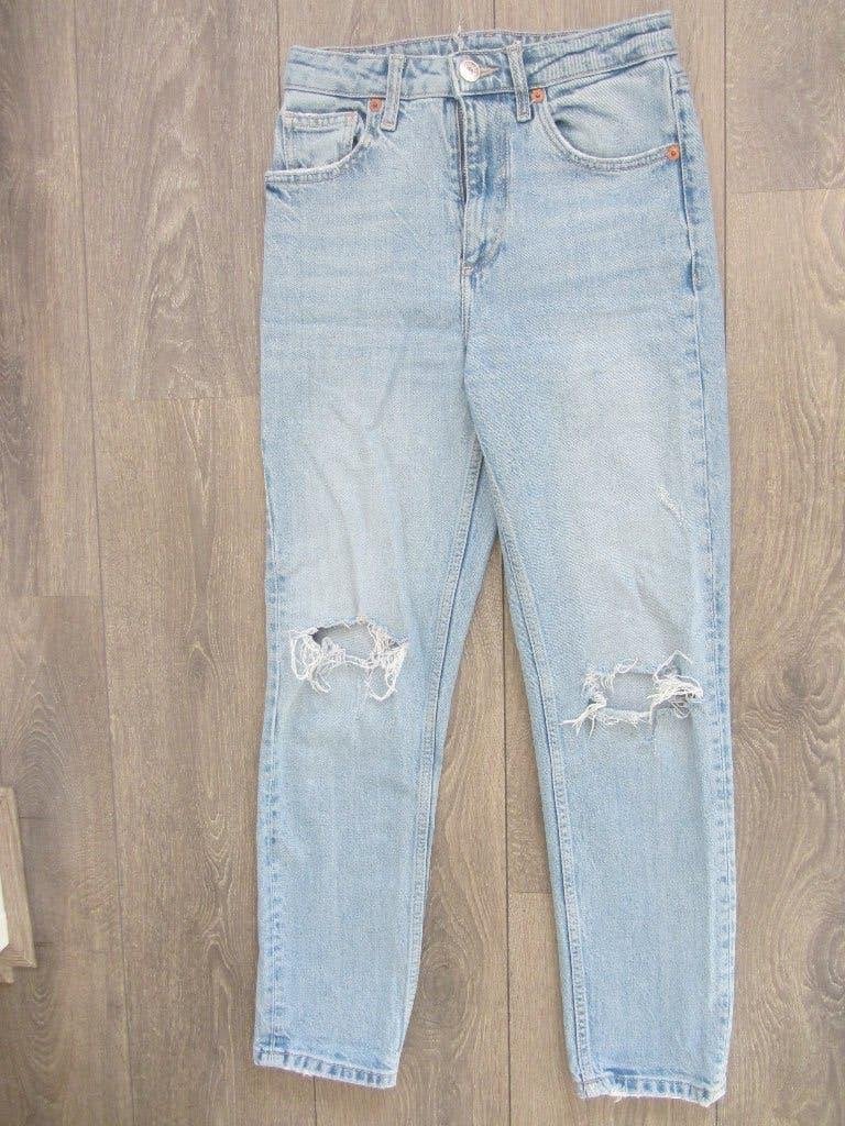 Lichtblauwe spijkerbroek met kapotte knieën +- maat 34, Kleding | Dames, Ophalen of Verzenden, Gedragen, Blauw, W27 (confectie 34) of kleiner