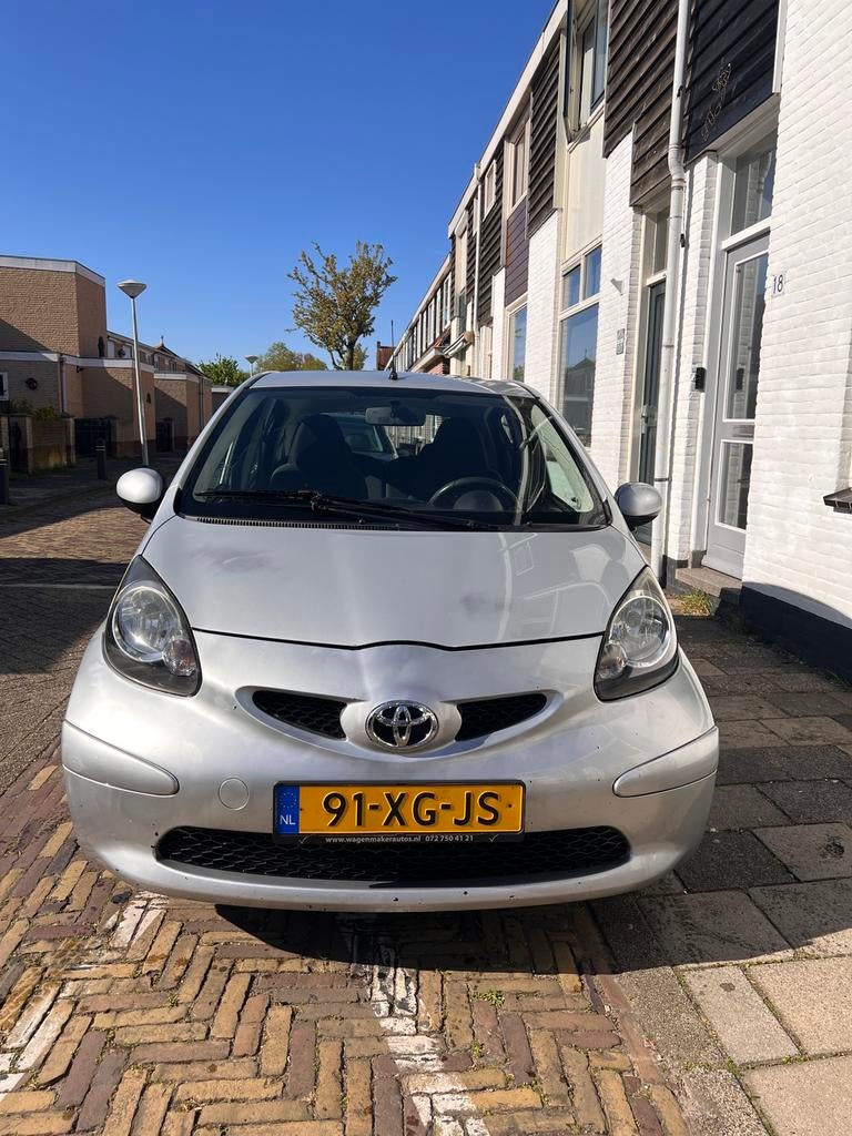 Toyota Aygo 1.0 12V Vvt-i 5DRS 2007 Grijs, Auto's, Toyota, Voorwielaandrijving, 4 stoelen, 68 pk, Origineel Nederlands
