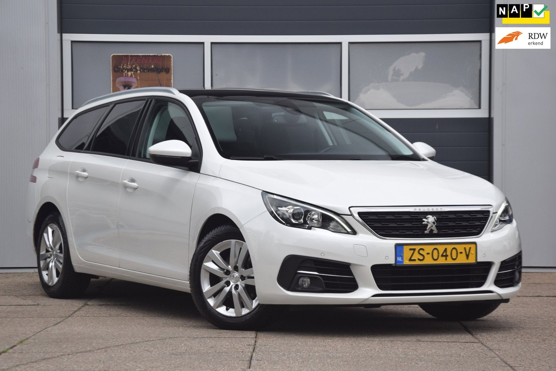 Peugeot 308 SW 1.2 PureTech Blue Lease Executive PANORAMADAK, Auto's, Peugeot, Voorwielaandrijving, Stof, Gebruikt, 1199 cc