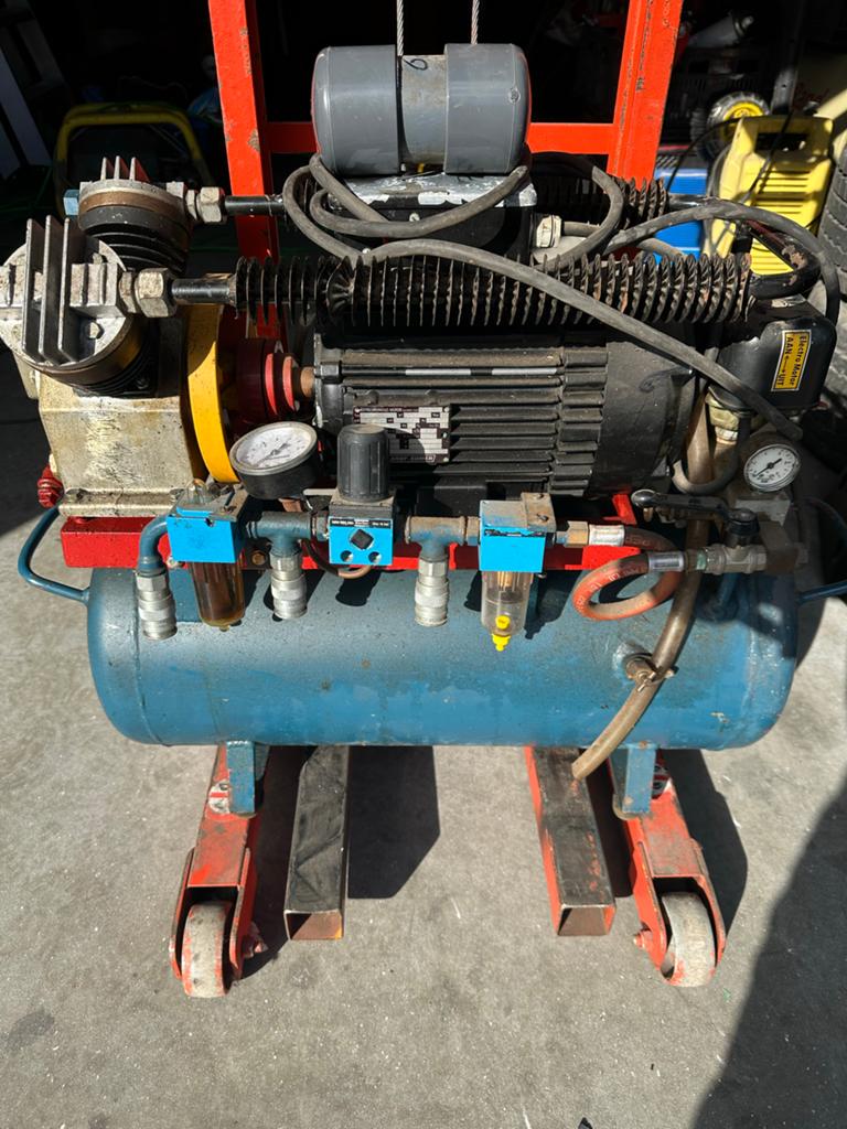 220v Compressor 8bar 2cilinder div. Aansluitingen, Ophalen, 6 tot 10 bar, Zo goed als nieuw, 25 tot 100 liter