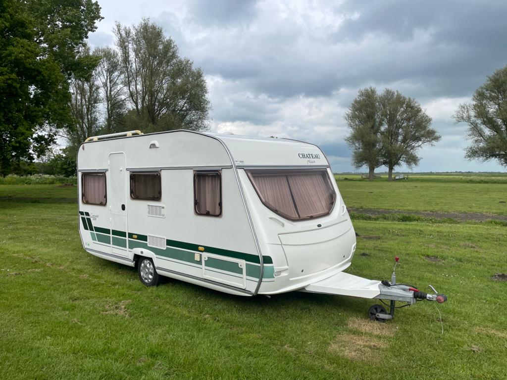 Zeer nette Chateau Caratt 430 | Goldcamp voortent, compleet, Chateau, Schokbreker, Treinzit, Dwarsbed