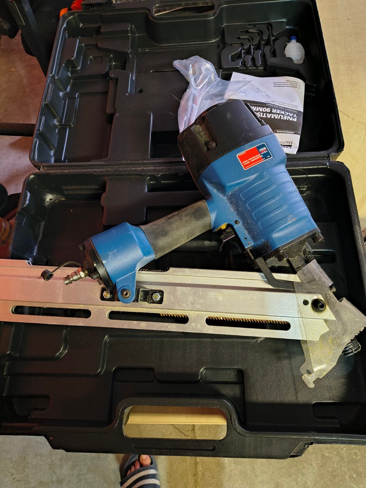 HBM Machines Pneumatische Tacker 90mm met spijkers, Ophalen