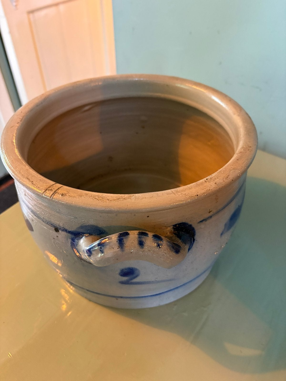 Antieke aardewerken pot met blauwe decoratie, Ophalen of Verzenden