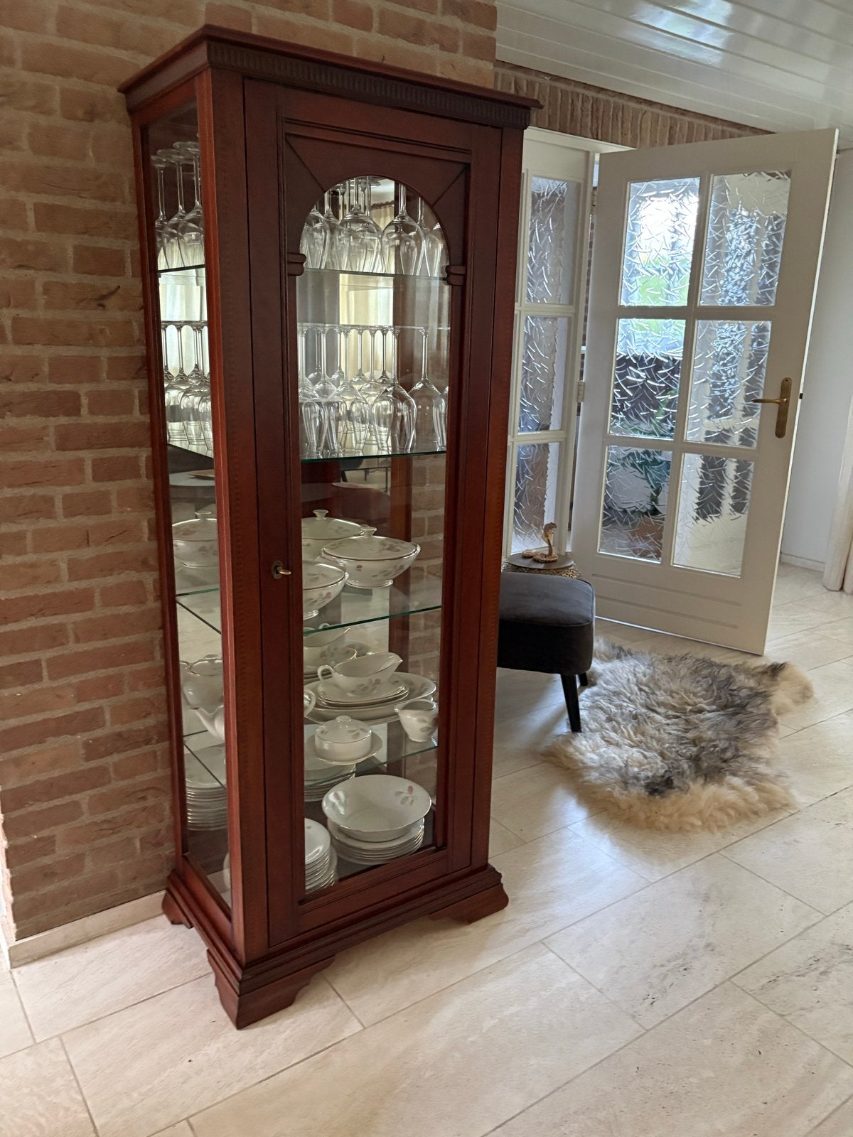 Mooie vitrinekast met glazen planken en verlichting, Huis en Inrichting, Kasten | Vitrinekasten, Ophalen, Minder dan 50 cm, Zo goed als nieuw