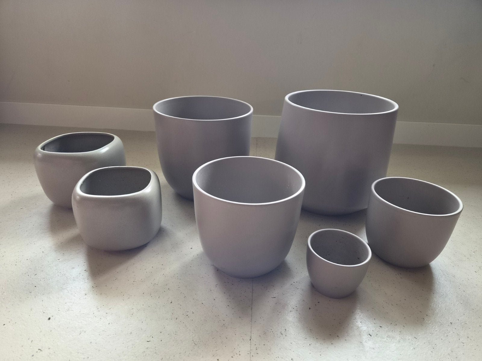 Bloempotten grijs/beige in 7 verschillende maten intratuin, Gebruikt, Rond, Minder dan 40 cm, Balkon