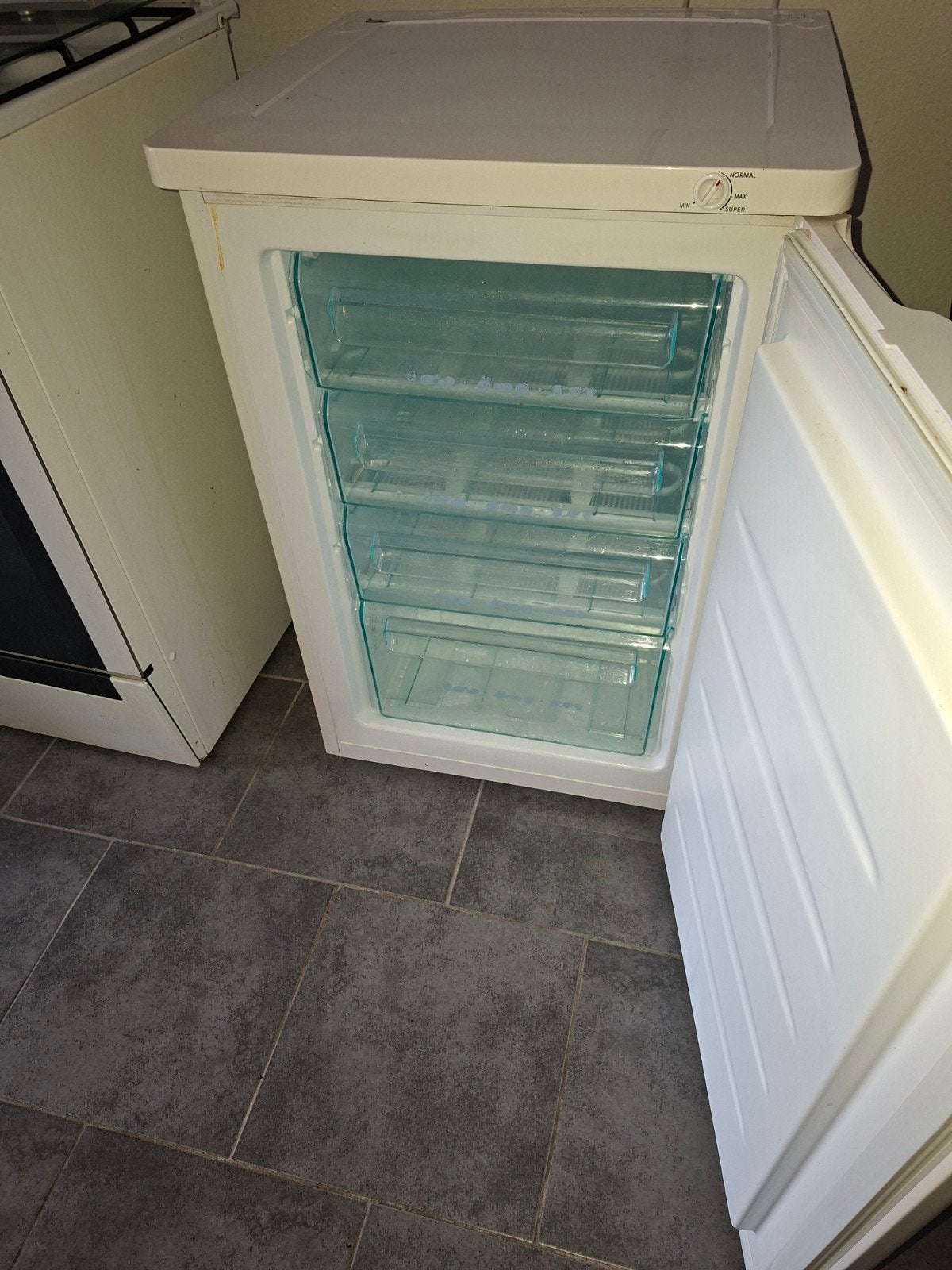 White Knight vrieskast, Witgoed en Apparatuur, Vriezers en Diepvrieskisten, Gebruikt, Minder dan 85 cm, Minder dan 60 cm, Energieklasse A of zuiniger