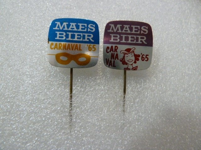 Vintage Maes Bier Carnaval '65 Speldjes (2 stuks), Ophalen of Verzenden, Gebruikt, Merk, Speldje of Pin