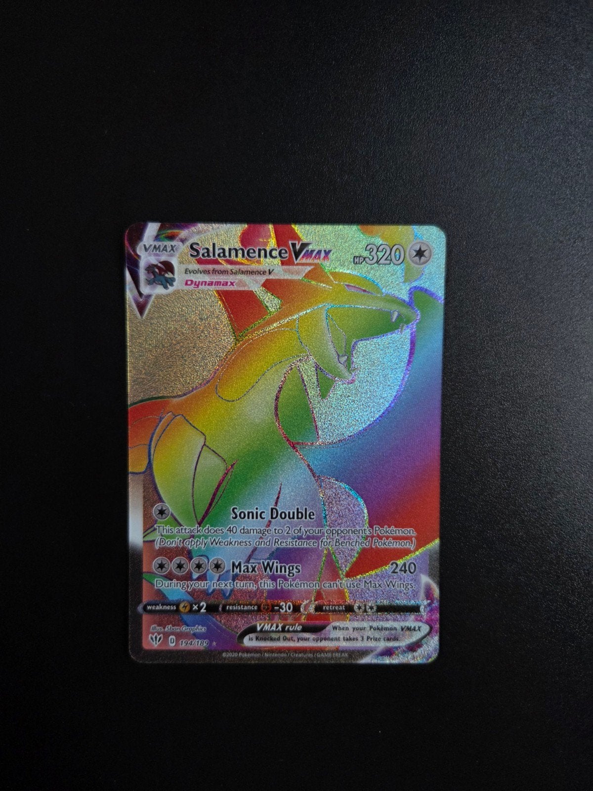 Salamence VMAX 194 Pokemon Darkness Ablaze, Hobby en Vrije tijd, Verzamelkaartspellen | Pokémon, Ophalen of Verzenden, Zo goed als nieuw
