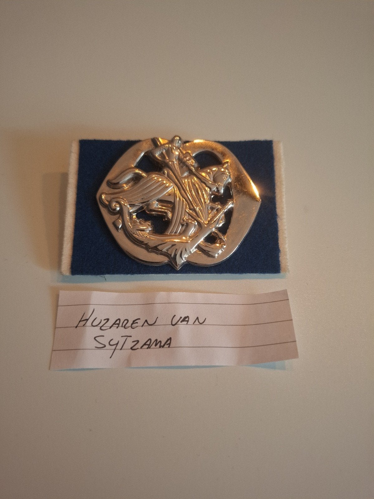 Infanterie embleem Huzaren van Sytzama, Ophalen of Verzenden, Landmacht, Nederland, Embleem of Badge