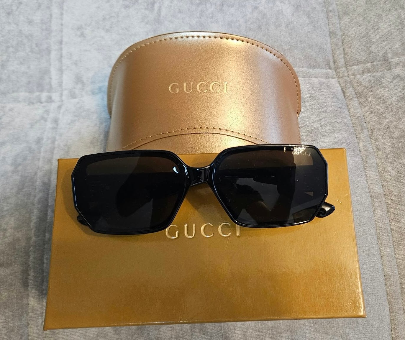 Gucci Zonnebril met etui en doos - nieuw, Ophalen of Verzenden, Nieuw, Zwart, Overige merken