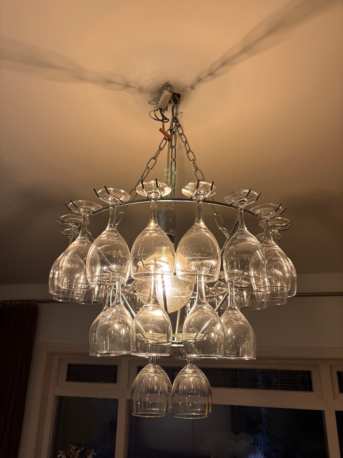 Unieke wijnglas kroonluchter - Handgemaakt design, Huis en Inrichting, Ophalen of Verzenden, Zo goed als nieuw, Glas, E27 (groot)