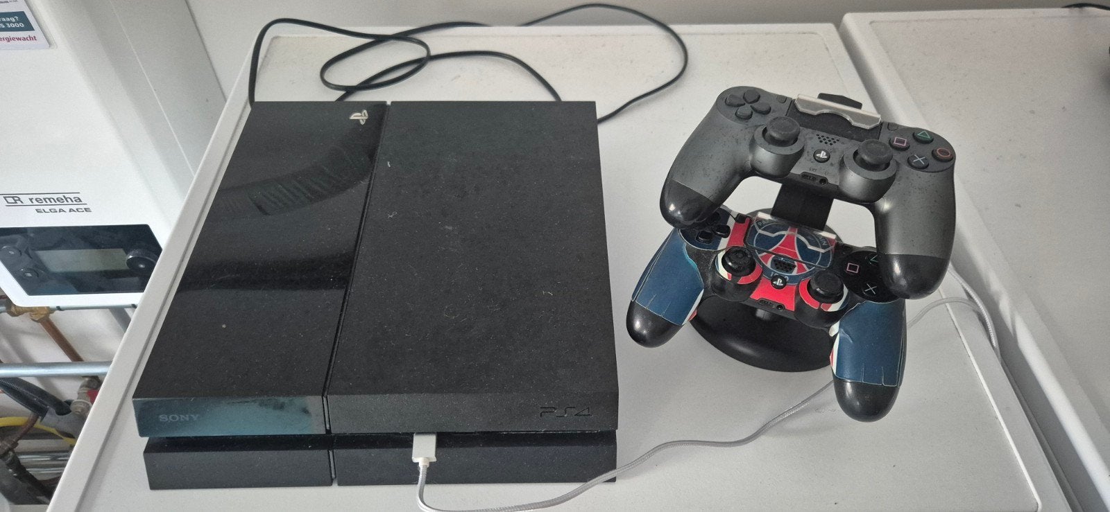 PlayStation 4 (PS4) met 2 controllers en oplaadstation, Spelcomputers en Games, Ophalen, Met 2 controllers, Original, 500 GB