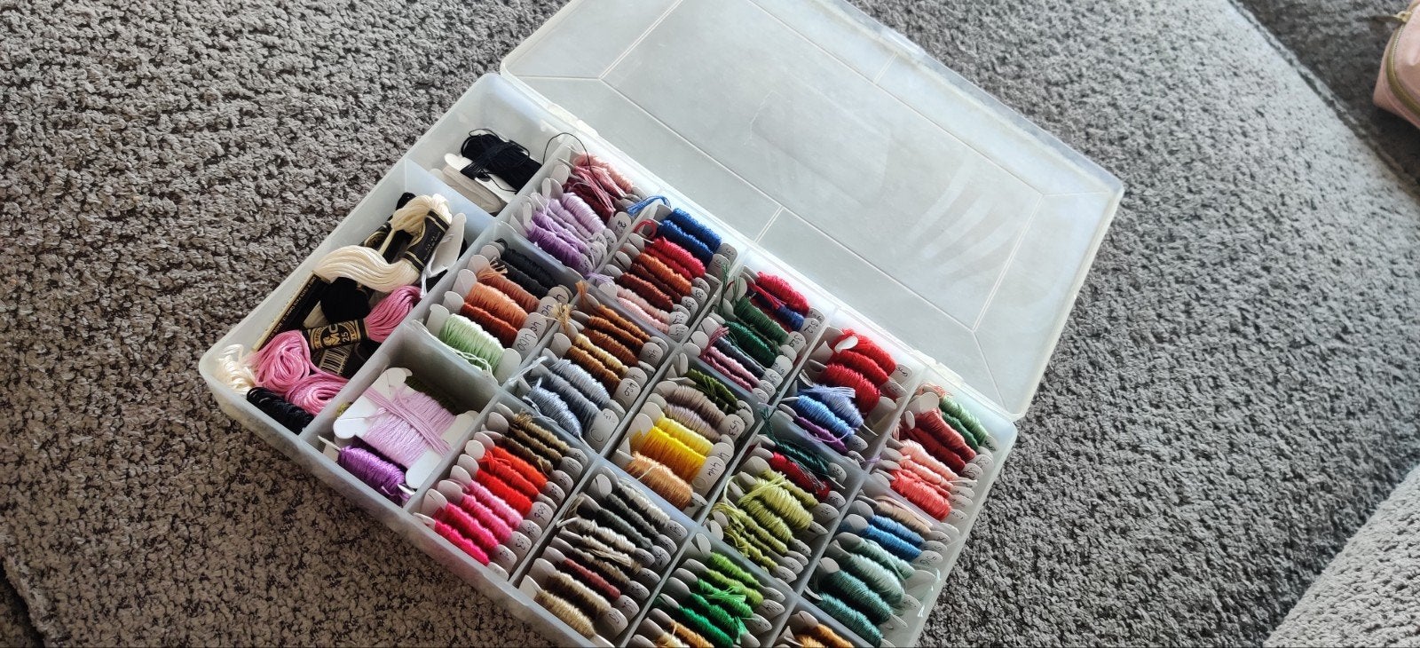 Borduurgaren set met opbergdoos, Ophalen of Verzenden, Gebruikt, Handborduren, Borduurgaren of Zijde