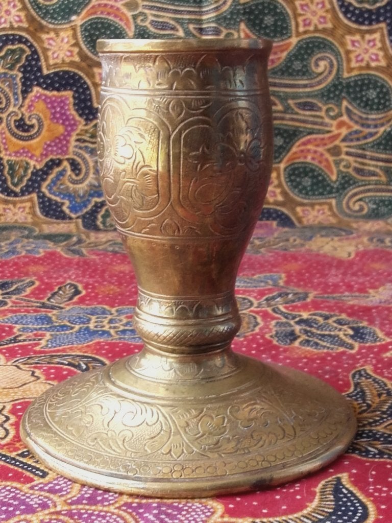 Mooi zwaar antiek bewerkt Oosters vaasje van brons 12 cm.