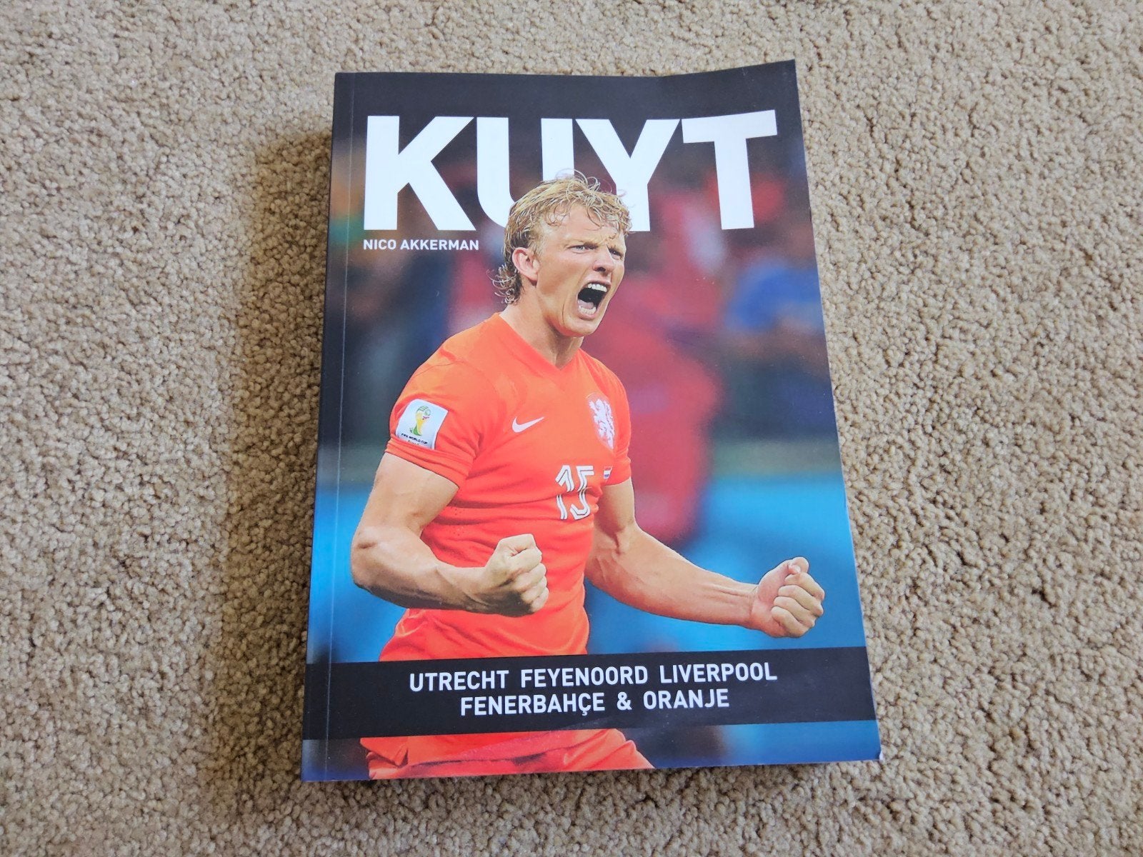 Boek Kuyt Utrecht, Feyenoord, Liverpool, Fenerbahçe & Oranje, Ophalen of Verzenden, Zo goed als nieuw, Nico Akkerman, Balsport
