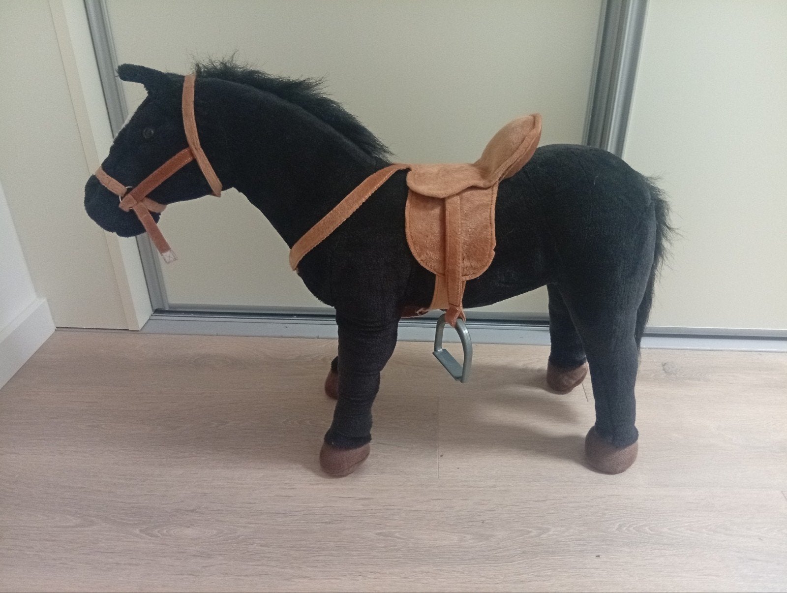 Groot zwart speelgoedpaard met zadel en hoofdstel, Ophalen, Gebruikt, Rij- of Hobbelspeelgoed