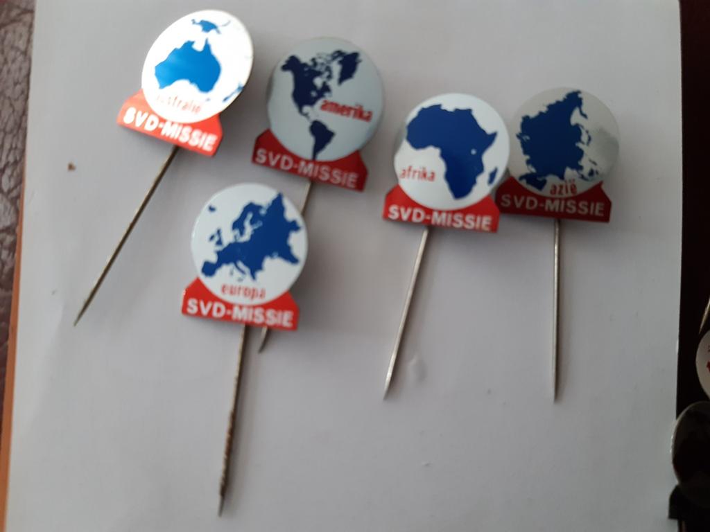 5 Speldjes SVD missie werelddelen rood  / blauw, Ophalen of Verzenden, Nieuw, Stad of Land, Speldje of Pin