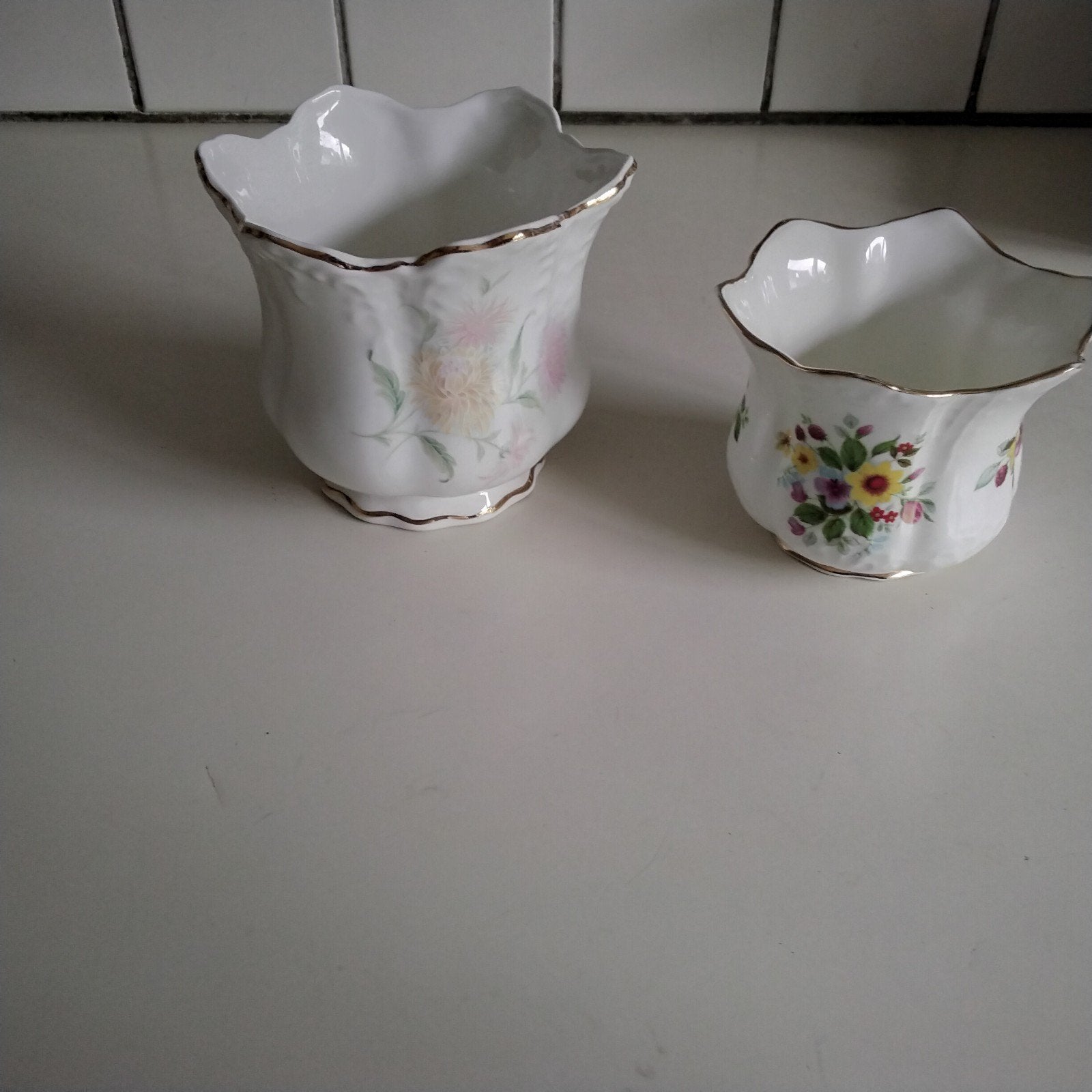 2 Engelse bloempotjes  royal astbury  en sandford, Ophalen of Verzenden, Zo goed als nieuw, Porselein, Kop en/of schotel